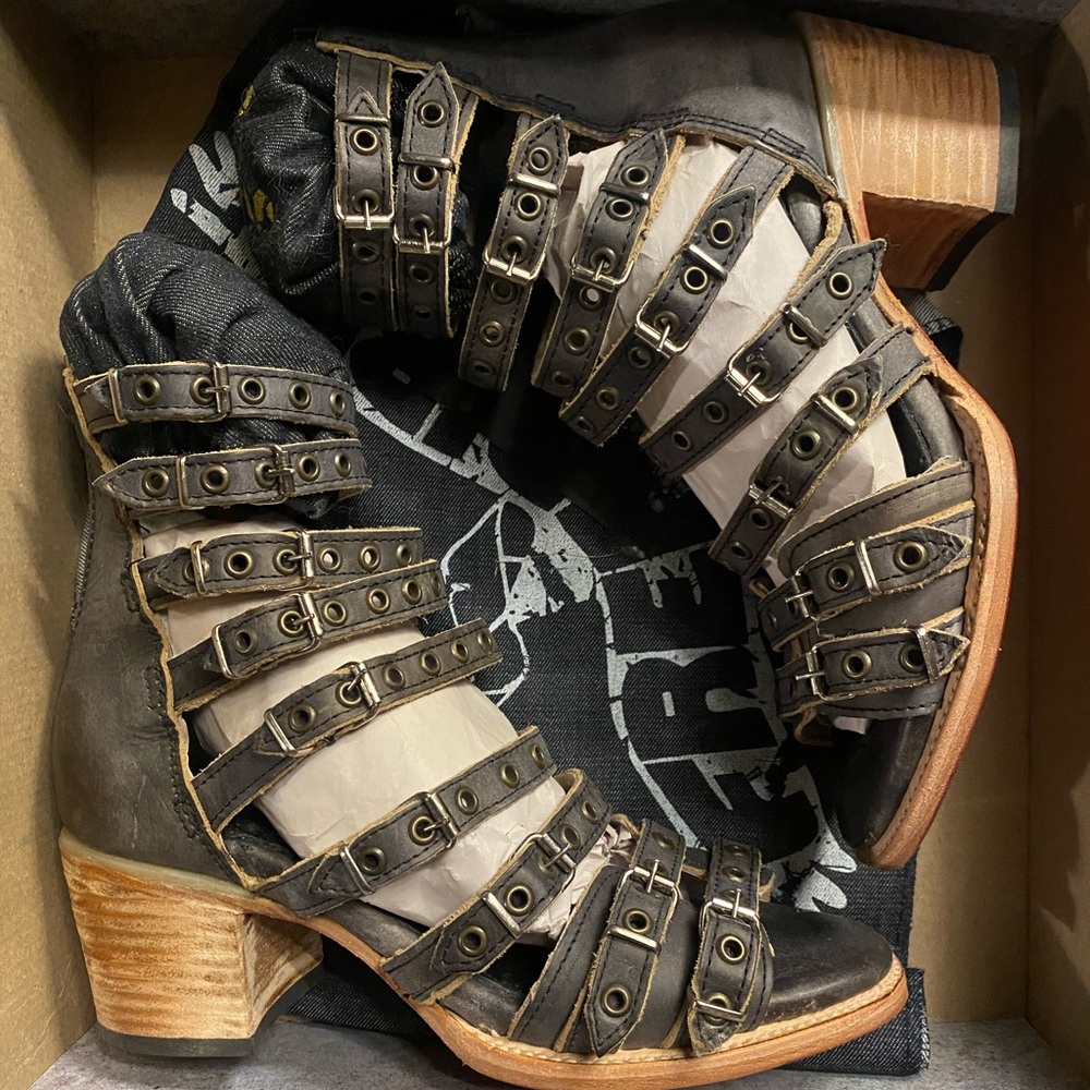 Freebirds by Steven sandals